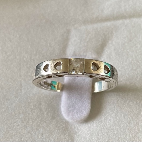 Sterling silver band square cubic zirconia flanked by hearts - Picture 1 of 4